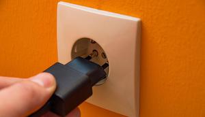 Ilustrasi mencabut perangkat dari stop kontak. (dok HutchRock/pixabay.com)