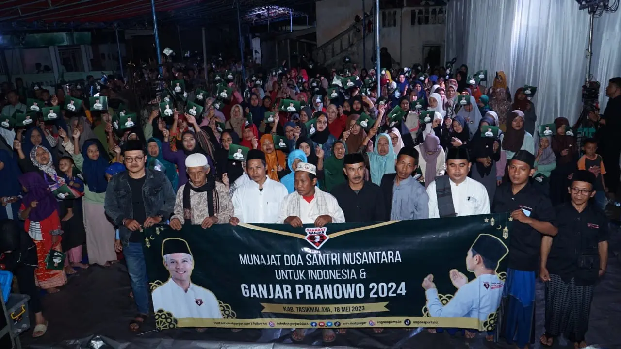 DPC Sahabat Ganjar Kabupaten Tasikmalaya, Jawa Barat, melaksanakan Munajat Doa Santri Nusantara, Untuk Indonesia dan Ganjar Pranowo 2024 di Pondok Pesantren Assyafiah, Tasikmalaya, Jawa Barat bersama Santri dan seluruh masyarakat, Kamis (18/5/2023) (Istim