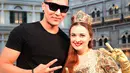 Demian berpose bersama Yulia, ambasador dari Venetian Hotel and Resort yang berpenampilan seperti putri raja. Wanita cantik ini bertugas membantu Demian saat beraksi di hadapan pengunjung hotel, pada Selasa (22/9/2015). (Aldivano/Bintang.com)