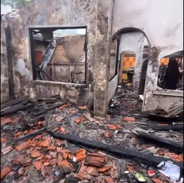 Hanya Menyisakan Dinding di Area Dalam Rumah
