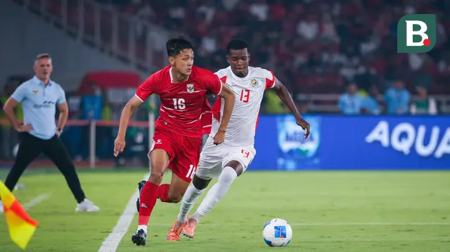 Pemain Timnas Indonesia, Dony Tri Pamungkas, berebut bola dengan pemain Mozambik, Valter Antonio Dauce, pada FIFA Matchday di Stadion Utama Gelora Bung Karno (SUGBK), Jakarta, pada Selasa (9/6/2026). (Bola.com/Abdul Aziz)