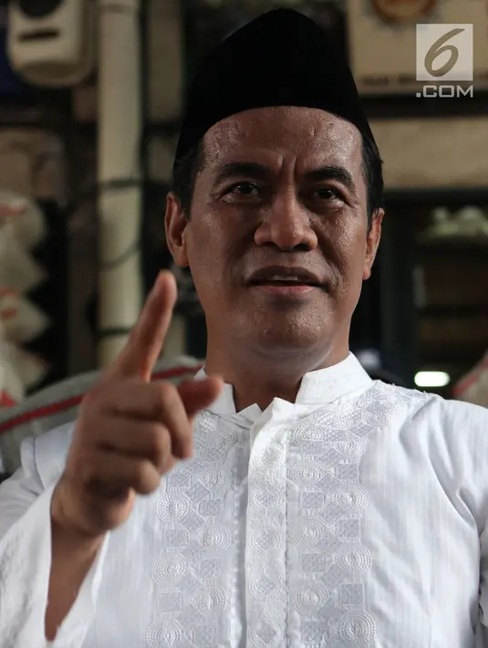 Menteri Pertanian Amran Sulaiman melakukan sidak harga beras ke Pasar Induk Beras Cipinang, Jakarta, Kamis (8/11). Mentan Amran Sulaiman memimpin langsung tinjauan kali ini didampingi Direktur Utama Perum Bulog, Budi Waseso. (Merdeka.com/Imam Buhori)