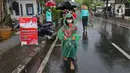 Warga mengantre untuk mendapatkan takjil gratis di Jalan Cempaka Putih Tengah XXI, Jakarta, Rabu (14/4/2021). Berbagai menu takjil dibagikan secara gratis seperti aneka kue, kolak, gorengan, nasi kotak dan lain-lain. (Liputan6.com/Herman Zakharia)