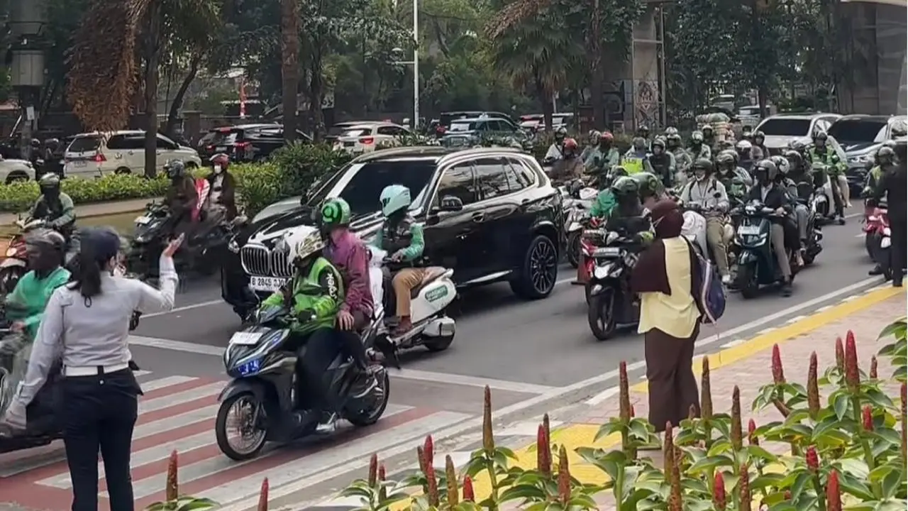 Sebuah mobil BMW X5 mogok di Jalan Prof. Dr. Satrio, Kuningan, Setiabudi, Jakarta Selatan.