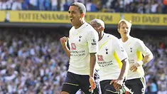 Aksi selebrasi winger Tottenham Hotspur, Aaron Lennon (kiri) menyambut gol penentu kemenangan yang dicetaknya menghadapi Birmingham City dalam lanjutan Liga Premier di White Hart Lane, 29 Agustus 2009. AFP PHOTO/GLYN KIRK