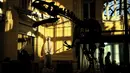 Kerangka dinosaurus berjenis alosaurus dipamerkan di rumah lelang Lyon Brotteaux Aguttes, Prancis, 5 Desember 2016. Tulang-belulang dinosaurus yang diberi nama Kan terjual seharga EUR1,1 juta (setara Rp15,5 triliun) dalam sebuah lelang. (JEFF PACHOUD/AFP)