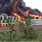 Kuburan gerbong kereta api di Stasiun Cikaum, Purwadadi, Subang, terbakar. (Liputan.com/Abramena)