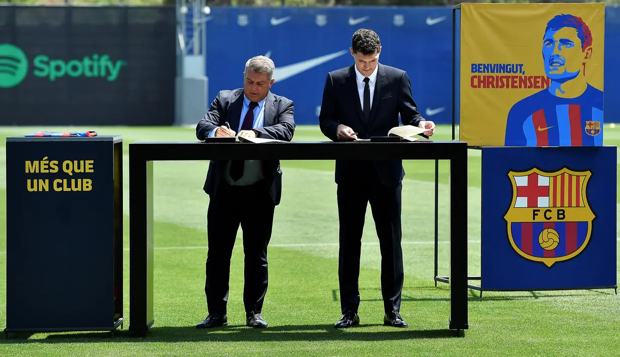 <p>Bek baru Barcelona, Andreas Christensen (kanan) menandatangani kontrak dengan Presiden Barcelona Spanyol Joan Laporta selama upacara presentasinya di tempat latihan Joan Gamper di Sant Joan Despi, dekat Barcelona (7/7/2022). Barcelona telah mengumumkan Christensen sebagai rekrutan anyar mereka di musim panas ini. (AFP/Pau Barrena)</p>