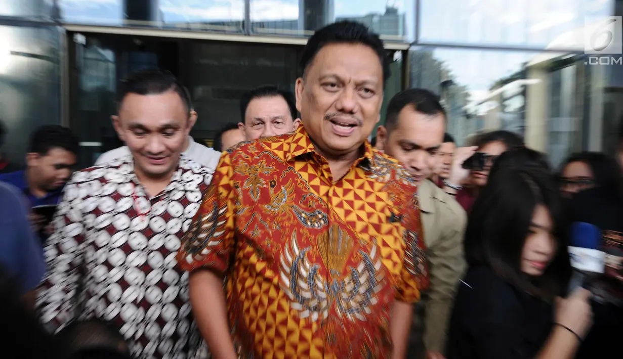 Gubernur Sulawesi Utara Olly Dondokambey keluar dari gedung KPK usai menjalani pemeriksaan, Jakarta, Selasa (9/1). Olly diperiksa sebagai saksi untuk tersangka Anang Sugiana terkait kasus dugaan korupsi E-KTP. (Liputan6.com/Helmi Fithriansyah)