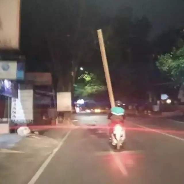 6 Potret Nyeleneh Bawa Pipa Panjang Pakai Motor, Bikin Pengendara Susah Lewat
