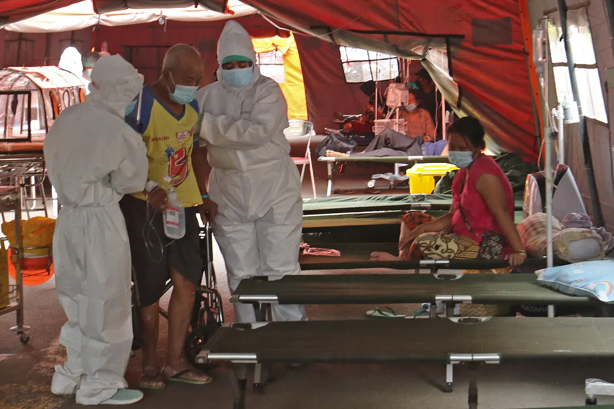 RSUD Bekasi mendirikan tenda