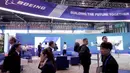 Pengunjung berjalan melewati stan Boeing pada pembukaan Singapore Airshow di Singapura, Selasa (11/2/2020). Pameran dirgantara terbesar di Asia tersebut dibayangi wabah virus korona, yang memaksa puluhan perusahaan dunia absen dalam perhelatan besar itu. (AP/Danial Hakim)