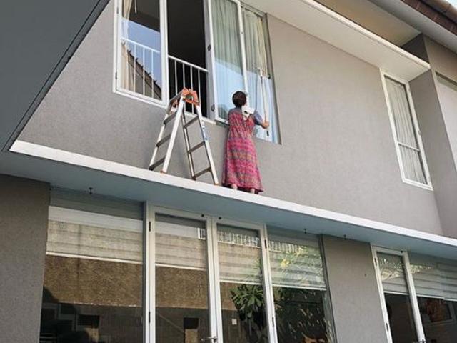 Berdaster Sarwendah Bersihkan Kaca Jendela Rumah News