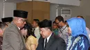 Plt Ketua KPK Taufiqurachman Ruki menyalami Kepala Biro Hukum KPK yang baru Kombes Pol Setiadi (kedua kanan) usai upacara pelantikan di gedung KPK, Jakarta, Rabu (16/9). Setiadi sebelumnya bertugas pada biro Hukum Mabes Polri. (Liputan6.com/Helmi Afandi)
