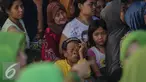 Warga mengantri untuk membeli kebutuhan pokok dalam Pasar Murah Ramadan di Mesjid Jami Luar Batang, Jakarta, Kamis (9/7/2015). Pasar Murah Ramadan dimulai dari 29 Juni - 16 Juli 2015. (Liputan6.com/Faizal Fanani)