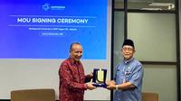 Penyerahan plakat kerja sama Rektor Sampoerna University Wahdi Yudhi (kiri) kepada
Kepala Sekolah SMPN 174 Jakarta Kuslani (Istimewa)
