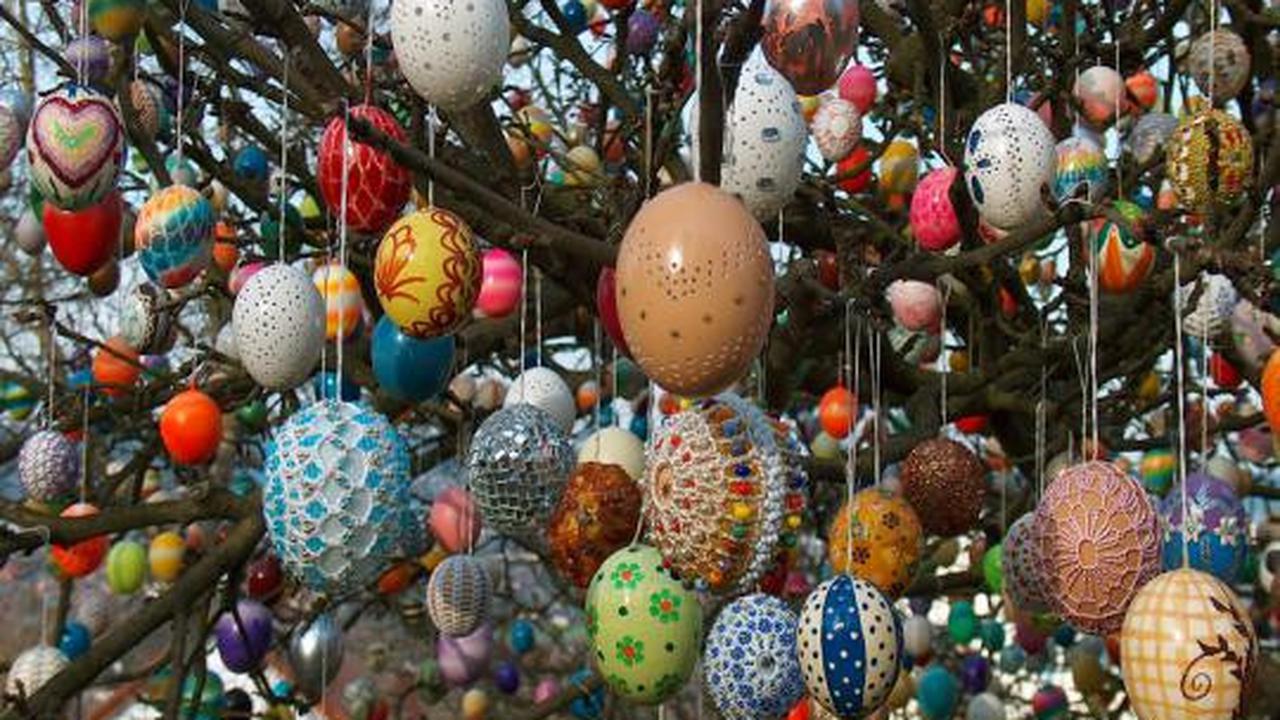 Pohon Paskah dihiasi 10.000 telur!