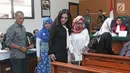 Penyanyi Vicky Shu menghadiri persidangan kasus penipuan First Travel di Pengadilan Negeri Depok, Rabu (14/3). Vicky Shu yang tengah hamil 6 bulan ini datang mengenakan blazer hitam dipadu dengan celana panjang warna senada. (Liputan6.com/Herman Zakharia)