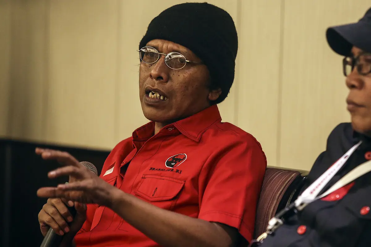 Gaya Santai Adian Napitupulu dan Masinton Pasaribu di Kongres PDIP