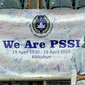 Warga melihat spanduk tanda tangan HUT PSSI ke-86 di Stadion GBK Jakarta, Selasa (19/4/2016). Setahun pasca dibekukan oleh Kemenpora, HUT PSSI ke-86 mengusung tema #We Are PSSI. (Liputan6.com/Helmi Fithriansyah)