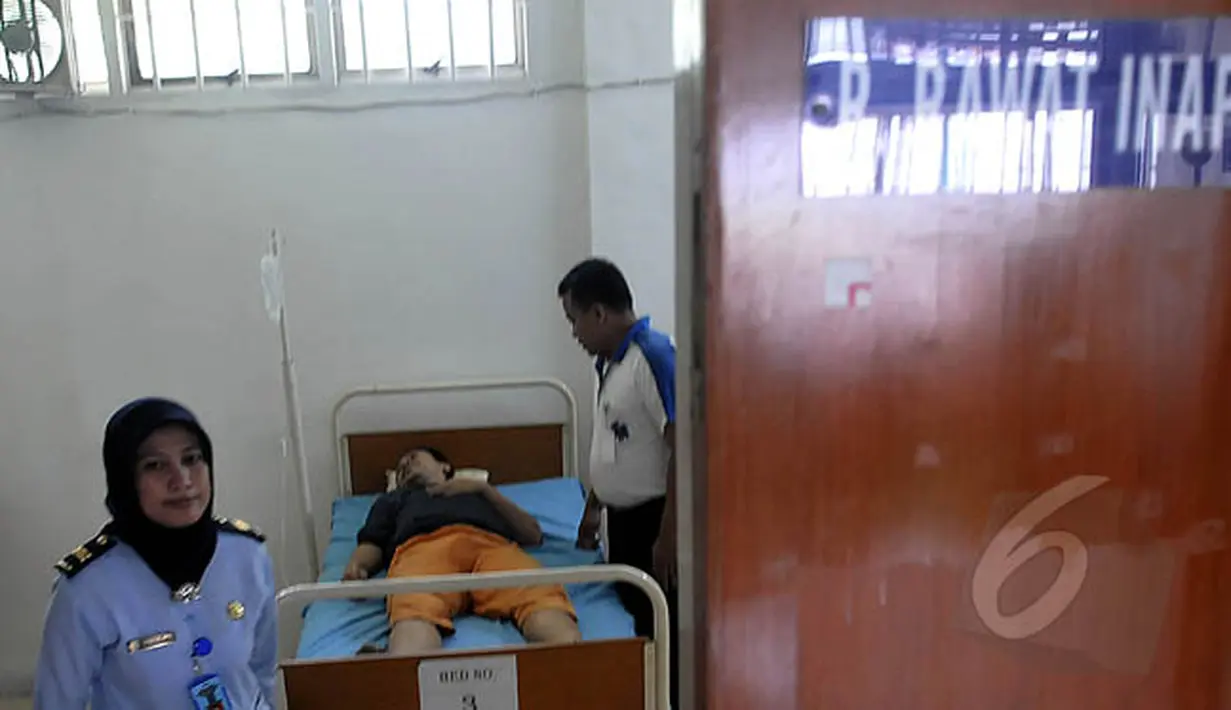 Seorang warga binaan mendapatkan perawatan penyakit tuberkulosis (TB) di Lapas Cipinang, Jakarta, Selasa (24/2/2015). Catatan WHO, kasus TB di lembaga pemasyarakatan di Indonesia, 11 hingga 81 kali dari populasi umum. (Liputan6.com/Johan Tallo)