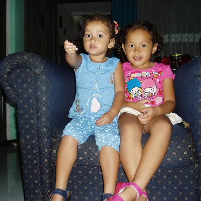 6 Potret Masa Kecil Rebecca Klopper dan Sang Kakak, Kompak Sedari Dulu