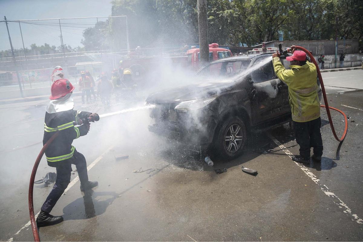 FOTO: Demo Hari Kedua, Mahasiswa Timor Leste Bentrok dengan Polisi