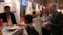 Pengunjung melihat salah satu stand saat pertemuan Asia Pasifik Urban Forum (APUF) ke-6 di Jakarta, Senin (19/10/2015). APUF-6 bertema 'Pembangunan Kota yang Berkelanjutan di Kawasan Asia-Pasifik: Menuju Agenda Baru Perkotaan'. (Liputan6.com/Angga Yuniar)