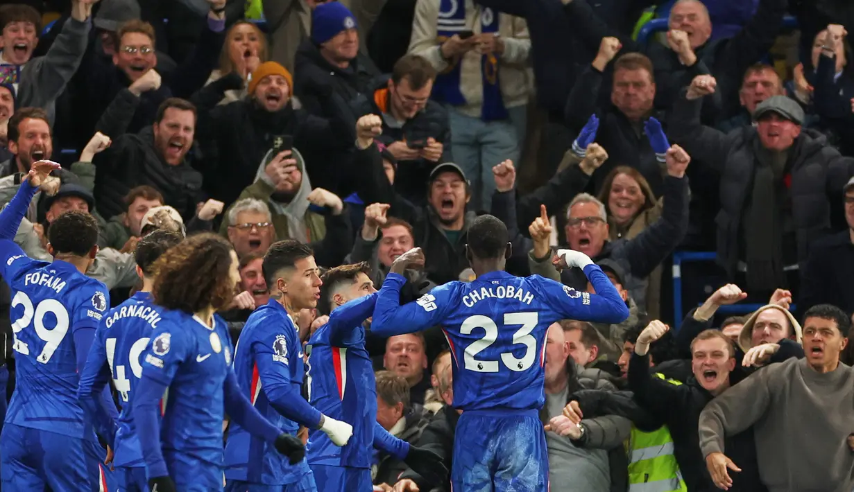 Pemain Chelsea, Trevoh Chalobah merayakan golnya di depan suporter dalam laga lanjutan Liga Inggris 2025/2026 melawan Chelsea di Stamford Bridge, London, Minggu (30/11/2025). (AP Photo/Ian Walton)