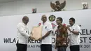 Kepala SKK Migas Amien Sunaryadi menyerahkan plakat WK SES kepada Direktur Hulu Pertamina Dharmawan Samsu di Pulau Pebelokan, Kepulauan Seribu, Rabu (5/9). PT Pertamina resmi menjadi operator WK Migas Southeast Sumatera. (Liputan6.com/Herman Zakharia)