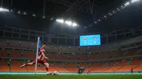 Pemain Atletico Madrid U-18, Adrian Gallego Diaz melakukan tendangan pojok saat laga International Youth Championship 2021 antara Barcelona U-18 melawan Atletico Madrid U-18 di Jakarta International Stadium, Jakarta, Jumat (15/04/2022). (Bola.com/Bagaskara Lazuardi)