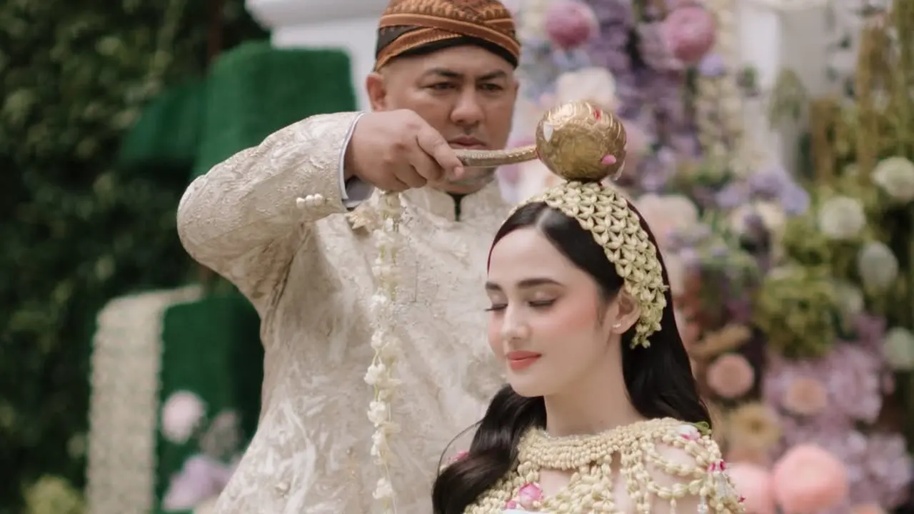 Ronce Melati Naik Level! Gaya Siraman Syifa Hadju Bak Putri Bridgerton, Perpaduan Jawa & Regency yang Memikat