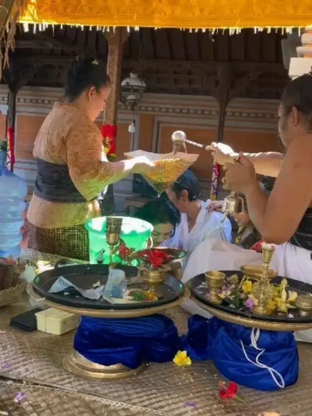 8 Potret Lulu Tobing Ikuti Upacara Mecaru di Ubud, Bali Ini Tampil Menawan