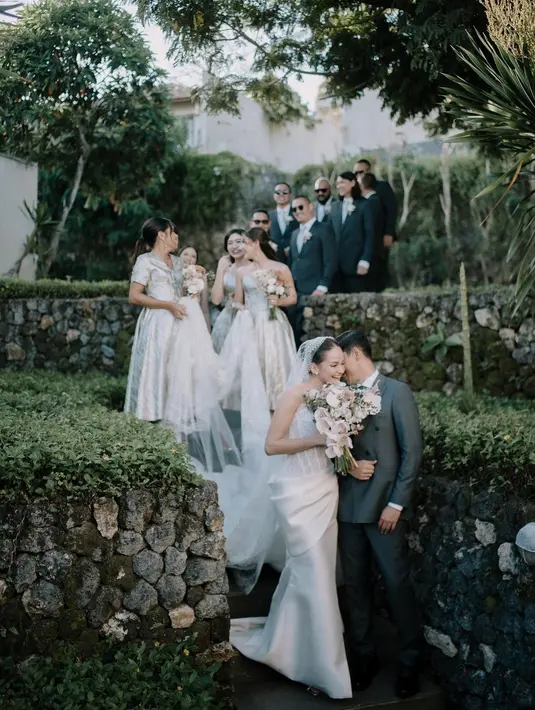 Penampilan para groomsmen juga dibuat seragam. Dengan kemeja putih dibalut setelan jas dan celana panjang hitam. Yakup Hasibuan tampil tampan berpose bersama sang istri. Bukankah gaya pengantin baru ini tak kalah memukau, Sahabat FIMELA? Foto: Instagram.