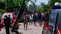Polisi harus mendirikan pagar pengaman guna memisahkan dua suku yang tengah bertikai di Timika, Papua.