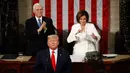 Ketua DPR Amerika Serikat Nancy Pelosi (kanan) merobek naskah pidato kenegaraan Presiden Donald Trump dalam Kongres di Capitol Hill, Washington, Selasa (4/2/2020). Pelosi merobek naskah pidato kenegaraan State of the Union (SOTU) usai Trump berpidato. (AP Photo/Patrick Semansky)