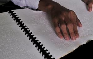 Pelajar penyandang tuna netra mengikuti Tadarus Al Quran braille di Yayasan Tunanetra Raudlatul Makmufin Serpong, Tangerang Selatan, Banten, Rabu (28/4/2021). Selama bulan suci Ramadhan, Yayasan Tunanetra Raudlatul Makmufin mewajibkan pelajar untuk mengkhatamkan Alquran. (Liputan6.com/Angga Yuniar)