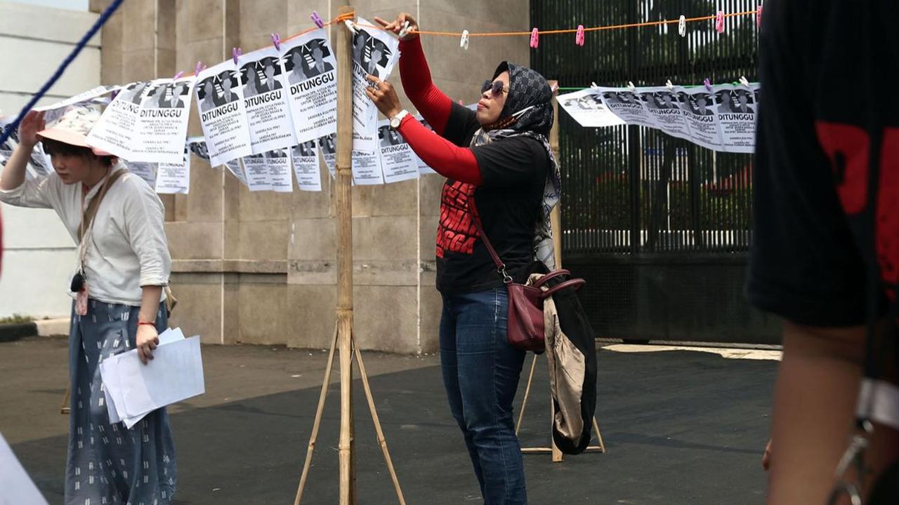 Massa Pekerja Rumah Tangga (PRT) kembali menggelar demo di depan Gedung DPR, Jalan Gatot Subroto, Senayan, Jakarta, pada Rabu (23/8/2023).&nbsp;Mereka berunjuk rasa menuntut anggota DPR RI untuk segera membahas dan mengesahkan Rancangan Undang-Undang Perl