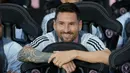 Pemain Inter Miami Lionel Messi tersenyum sebelum pertandingan sepak bola Piala Liga melawan Cruz Azul di Fort Lauderdale, Florida, Amerika Serikat, 21 Juli 2023. (AP Photo/Lynne Sladky)