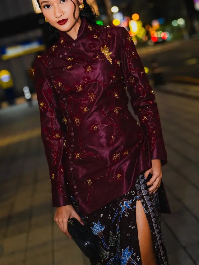 Claresta Taufan dibalut kenakan kebaya janggan di Busan Internasional Film Festival. [@armanfebryan]