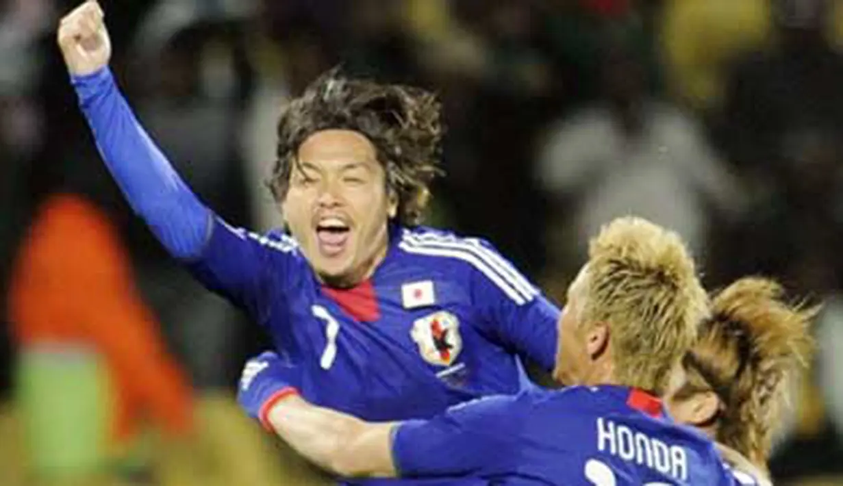 Selebrasi gol gelandang Jepang Yasuhito Endo (kiri) yang disambut rekannya Keisuke Honda dan Yasuhito Okubo di laga penyisihan Grup E lawan Denmark di Royal Bafokeng Stadium, Rustenburg, 24 Juni 2010. Jepang unggul 3-1. AFP PHOTO / STEPHANE DE SAKUTIN 