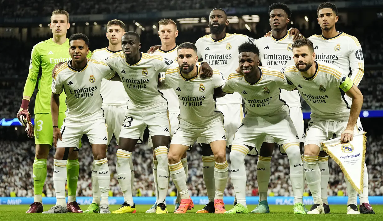 Foto tim starting XI Real Madrid jelang menghadapi Bayern Munchen pada laga leg kedua semifinal Liga Champions 2023/2024 di Santiago Bernabeu Stadium, Madrid, Rabu (8/5/2024). (AP Photo/Jose Breton)