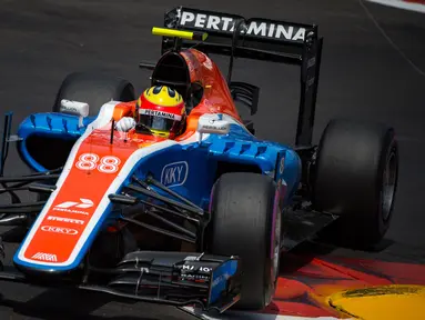 Pembalap Tim Manor Racing asal Indonesia, Rio Haryanto saat melakukan sesi kualifikasi di sirkuit jalan Monaco, 28 Mei 2016. Kualifikasi ini untuk menjelang Grand Prix F1 Monaco yang akan segera digelar. (Andrej Isakovic / AFP)