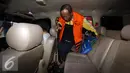 Sugiharto memasuki mobil yang menjemputnya usai menjalani pemeriksaan KPK, Jakarta, Jum'at (21/10). Pemeriksaan ini adalah pemeriksaan perdana bagi Sugiharto sejak ditetapkan menjadi tersangka. (Liputan6.com/Helmi Afandi)