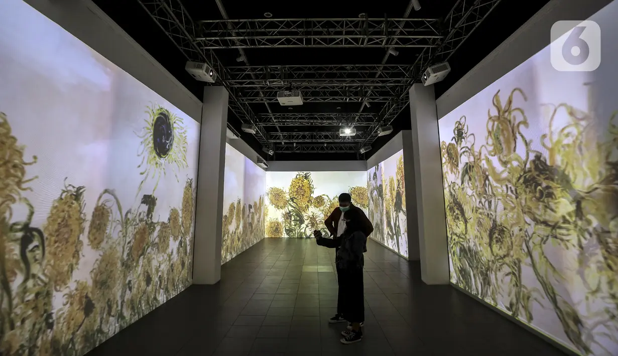 Pengunjung melihat karya proyeksi video mapping di pameran imersif Affandi: Alam, Ruang, Manusia di Galeri Nasional Indonesia, Jakarta, Rabu (28/10/2020). Pameran berlangsung hingga 25 November 2020. (Liputan6.com/Johan Tallo)