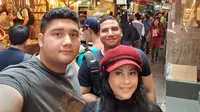 Jarang Terekspos, Ini 6 Potret Kedekatan Meriam Bellina dan Kedua Putranya