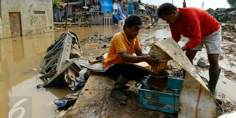 20151125- Pemprov DKI Kerahkan Pompa Penguras Banjir di Kampung Pulo-Jakarta-Yoppy Renato