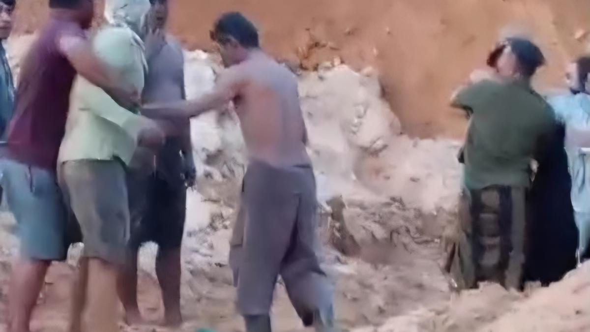 Viral perkelahian 3 pekerja di Tuban, aksi saling kunci bikin geger lokasi tambang. Apa pemicunya? Temukan faktanya:
