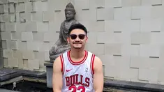 Angga Wijaya belum bisa menarik napas lega setelah majelis hakim Pengadilan Agama Jakarta Selatan mengetok palu pertanda resmi cerai dari Dewi Perssik. Sejumlah konflik membayangi. Dari perkata transfer honor manggung misterius melibatkan pria bernama Budianto hingga dugaan pemalsuan tanda tangan kontrak kerja Dewi Perssik. Di sela konflik, Angga Wijaya kerap berbagi foto di medsos. Pose dengan kacamata hitam jadi andalan. (Foto: Dok. Instagram @anggawijaya88)