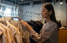 Model Atasan Polos Elegan 2025 untuk Wanita, Tampil Sederhana namun tetap Terlihat Mewah